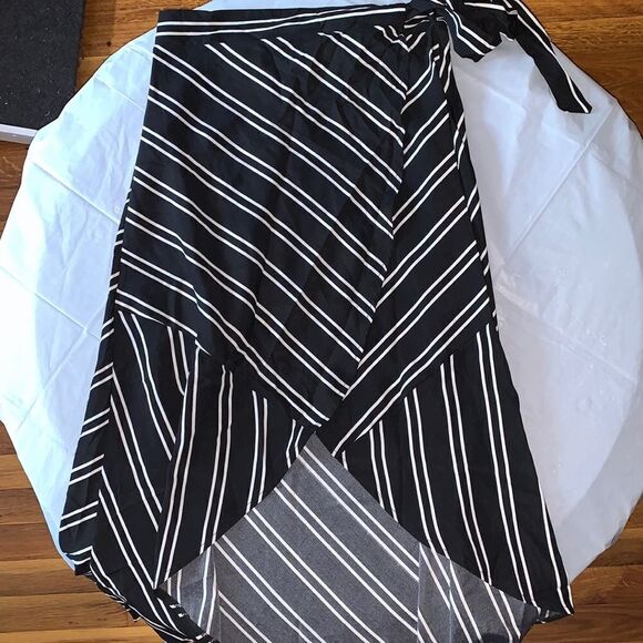 Cute Beach Coverup skirt. Size small - Picture 2 of 5
